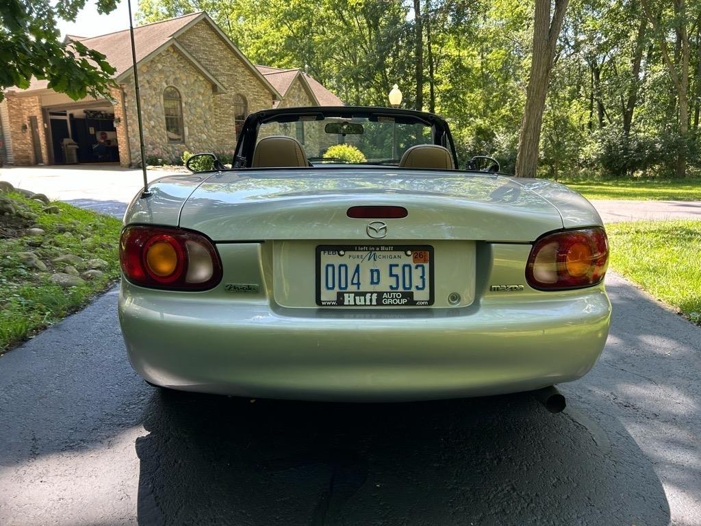 Mazda MX-5 Miata 2dr Convertible Base Manual 2000