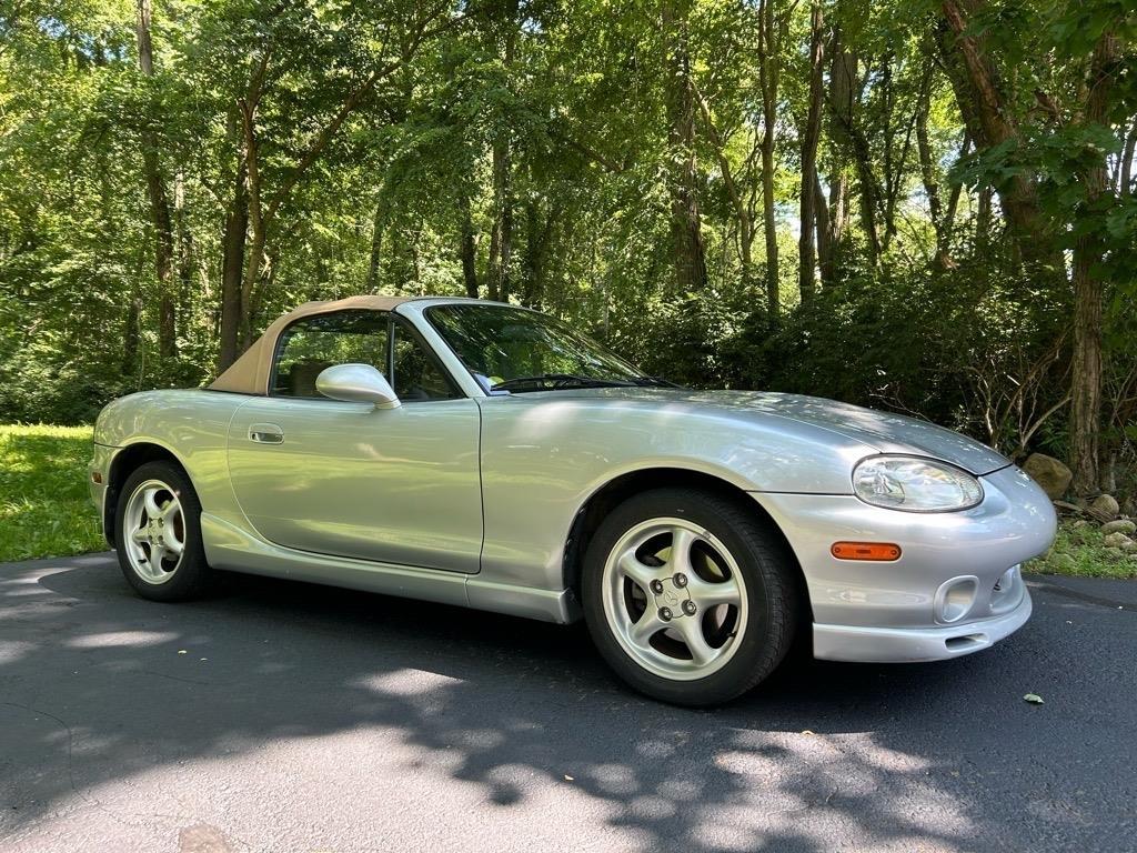 Mazda MX-5 Miata 2dr Convertible Base Manual 2000
