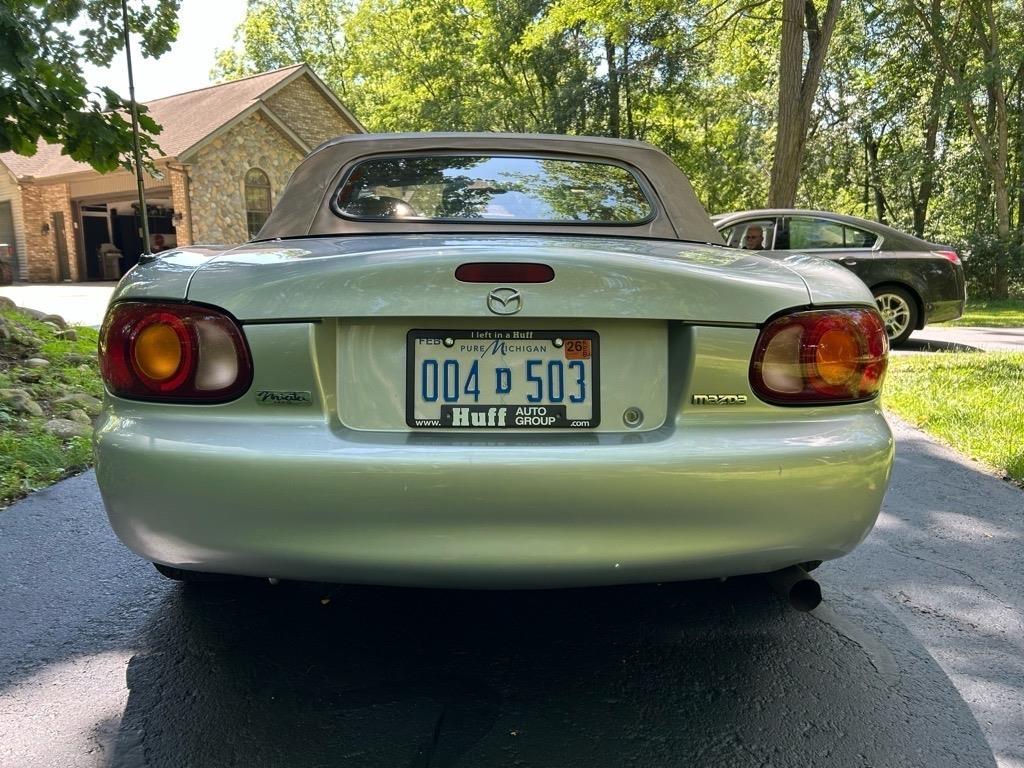 Mazda MX-5 Miata 2dr Convertible Base Manual 2000