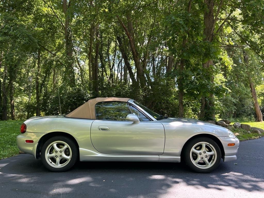 Mazda MX-5 Miata 2dr Convertible Base Manual 2000