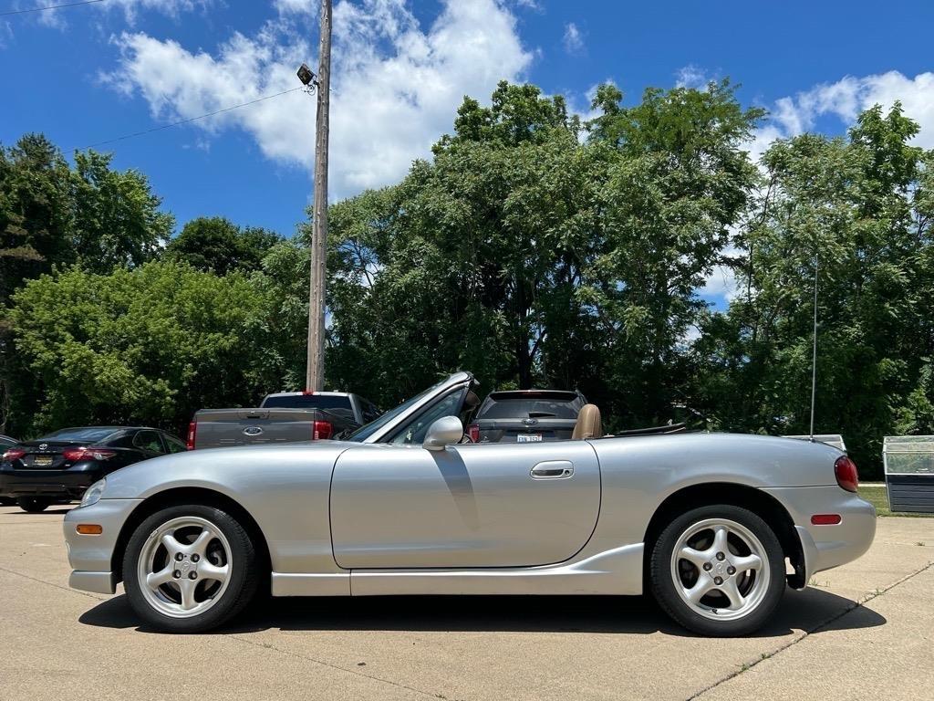 Mazda MX-5 Miata 2dr Convertible Base Manual 2000