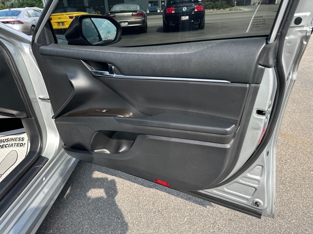 Toyota Camry SE Auto (Natl) 2021