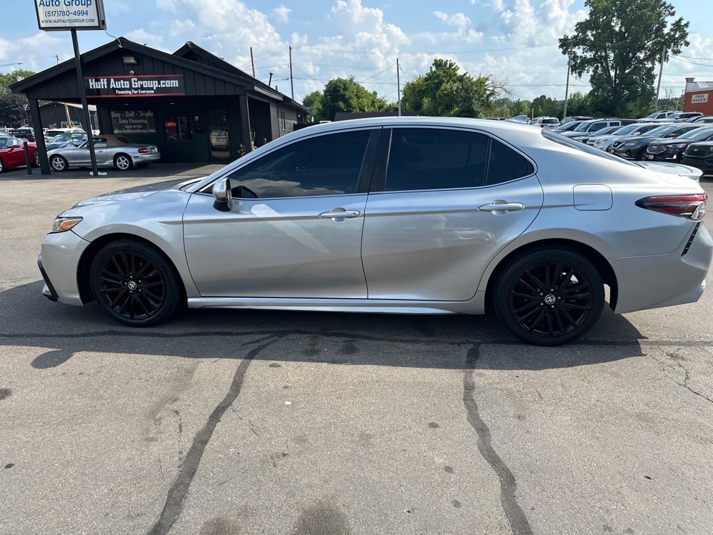 Toyota Camry SE Auto (Natl) 2021