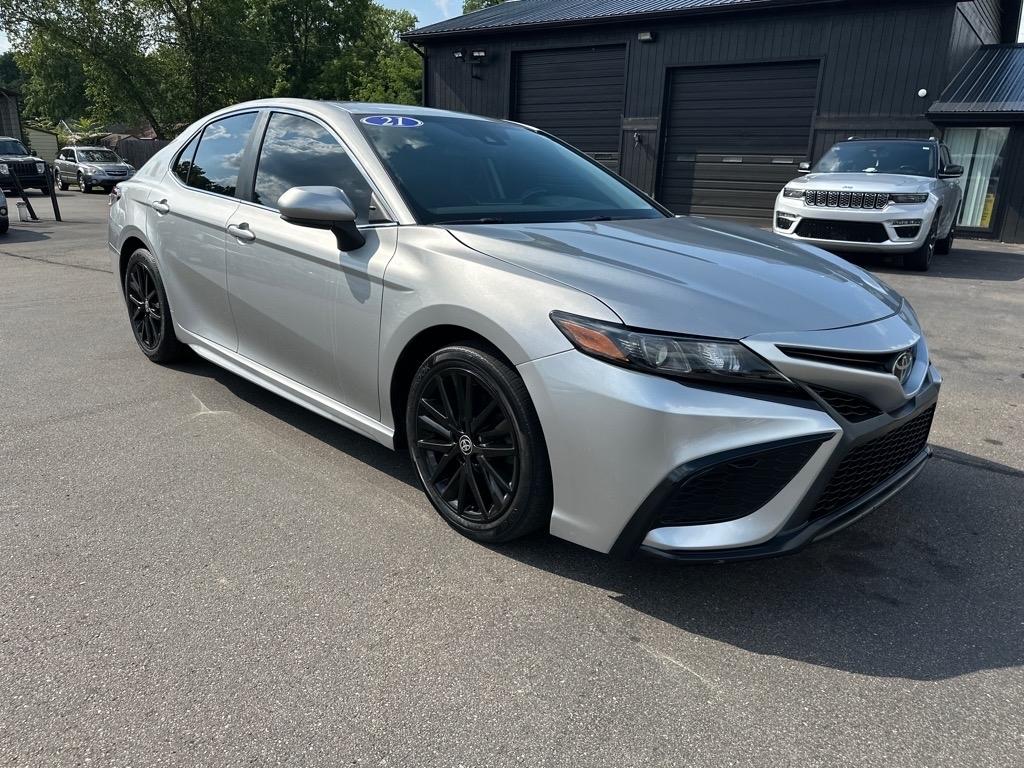 Toyota Camry SE Auto (Natl) 2021