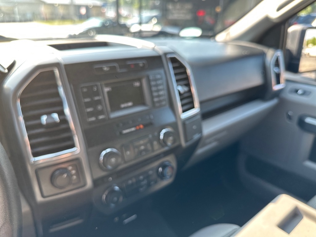 Ford F-150 4WD SuperCrew 145" Lariat 2015