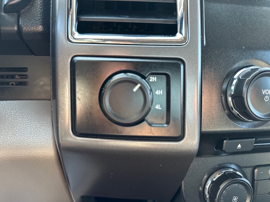 Ford F-150 4WD SuperCrew 145" Lariat 2015