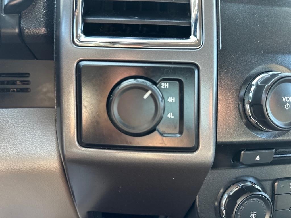 Ford F-150 4WD SuperCrew 145" Lariat 2015