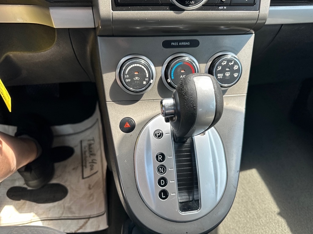 Nissan Sentra 4dr Sdn I4 CVT 2.0 2011