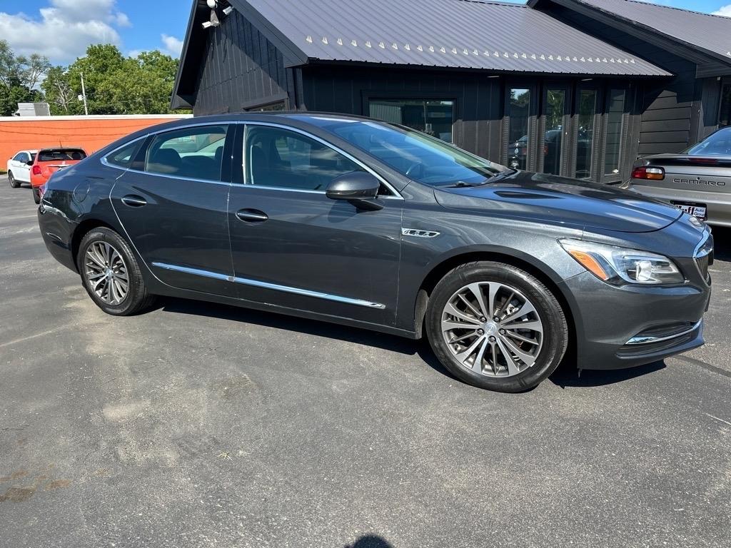 Buick LaCrosse 4dr Sdn Essence FWD 2017