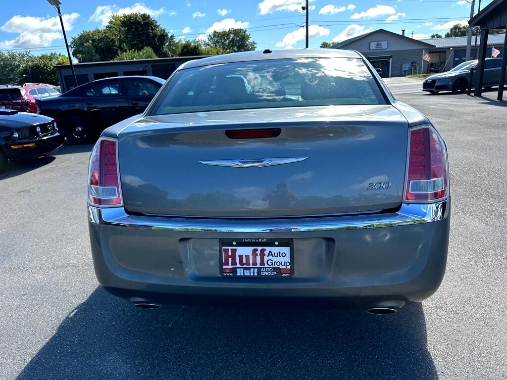 2011 Chrysler 300 Touring photo 4