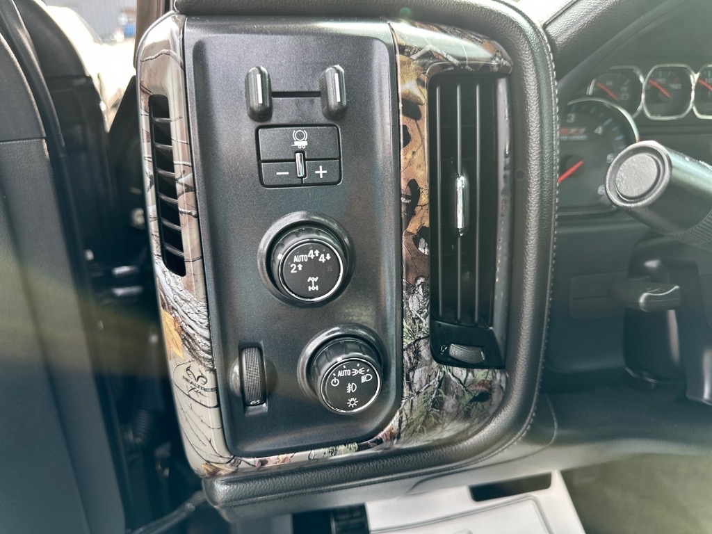 Chevrolet Silverado 1500 4WD Crew Cab 143.5" LTZ w/2LZ 2017 Chevrolet Silverado 1500 4WD Crew Cab 143.5" LTZ w/2LZ 2017