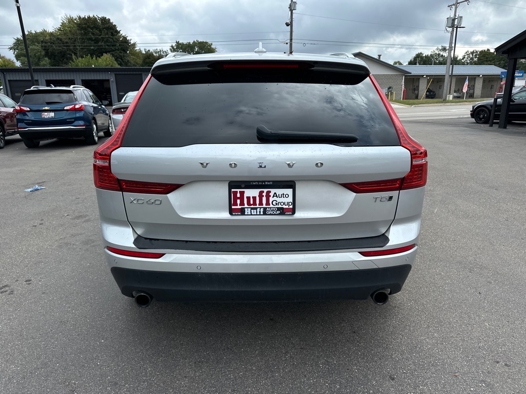 2021 Volvo XC60 T5 Momentum photo 3