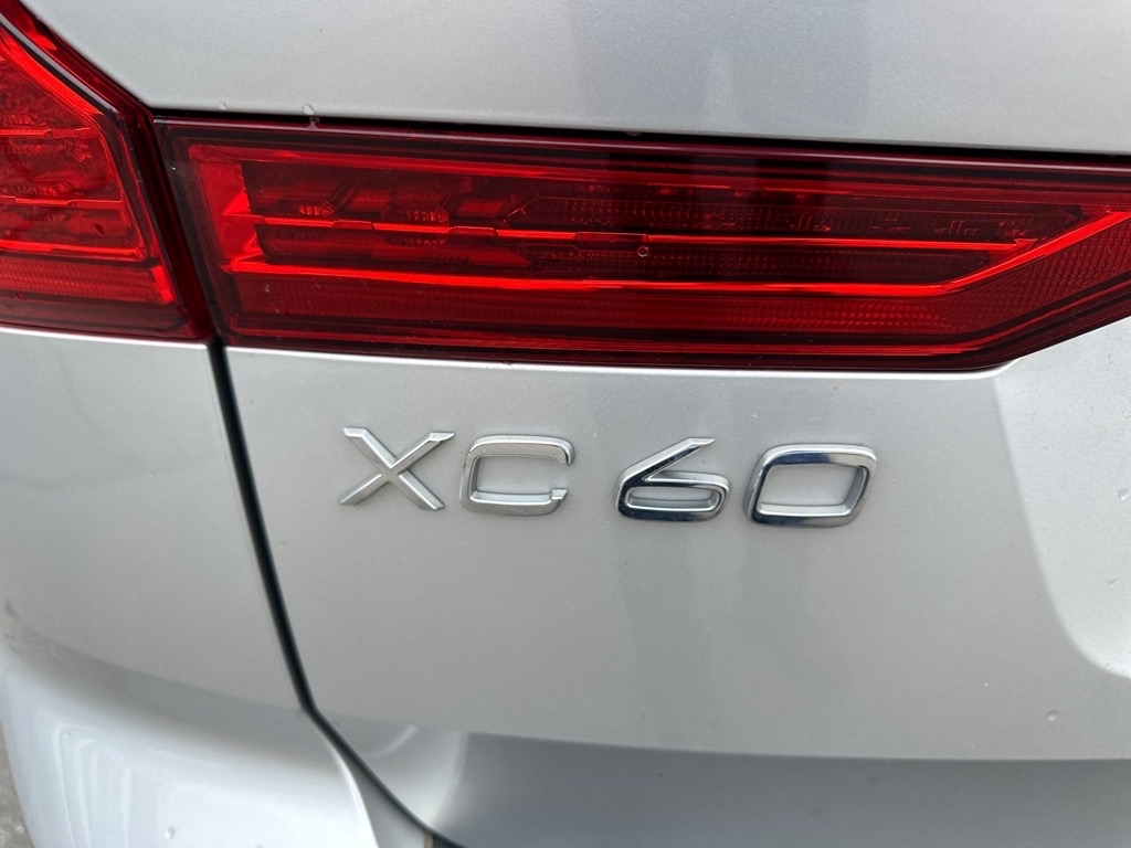 2021 Volvo XC60 T5 Momentum photo 8