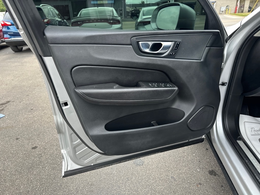 2021 Volvo XC60 T5 Momentum photo 13