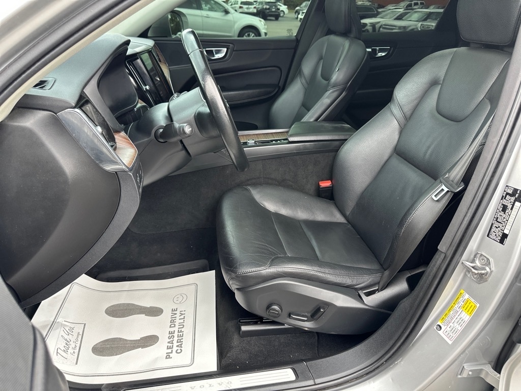 2021 Volvo XC60 T5 Momentum photo 14