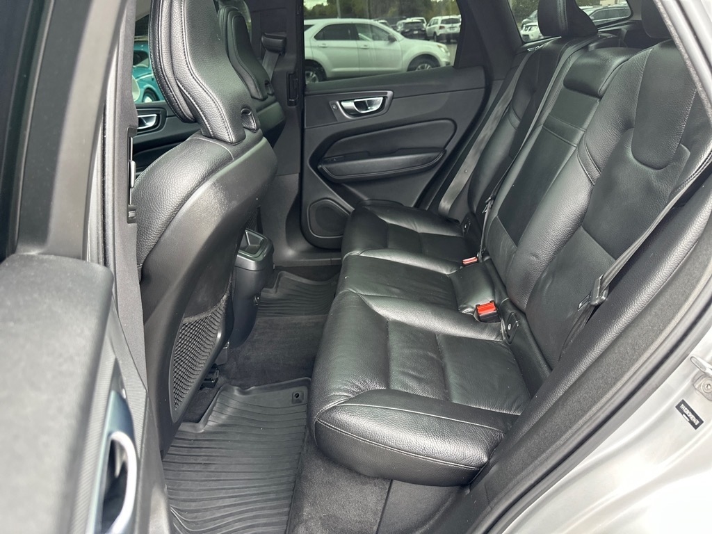 2021 Volvo XC60 T5 Momentum photo 15