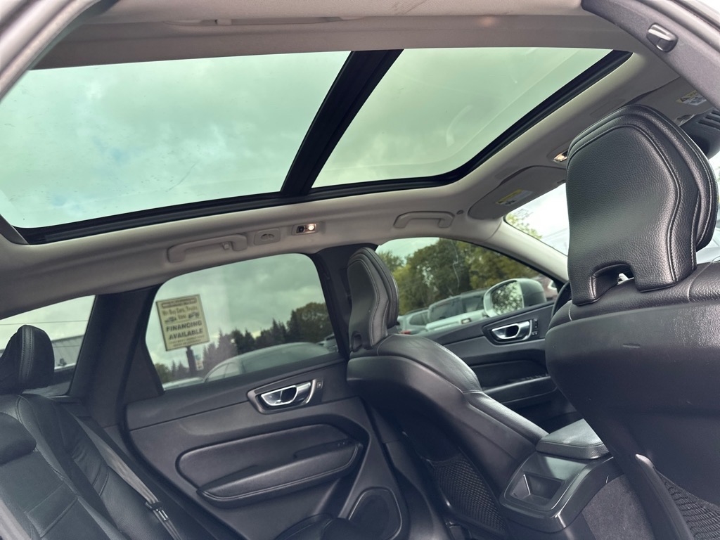 2021 Volvo XC60 T5 Momentum photo 16