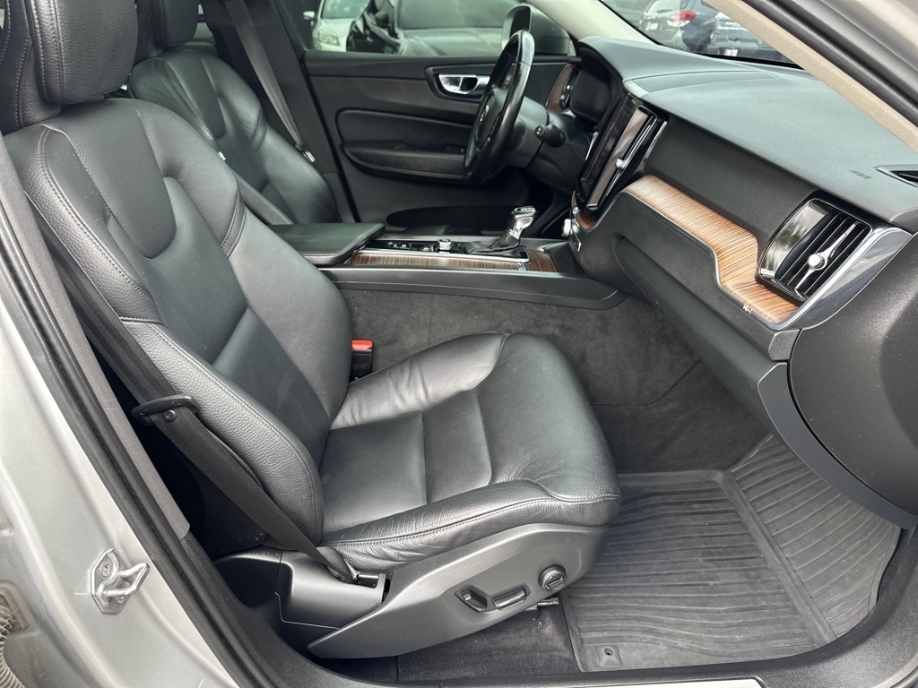 2021 Volvo XC60 T5 Momentum photo 17