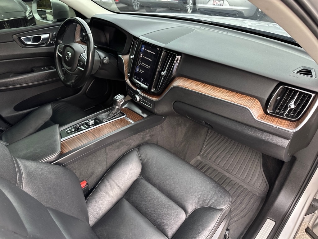 2021 Volvo XC60 T5 Momentum photo 18