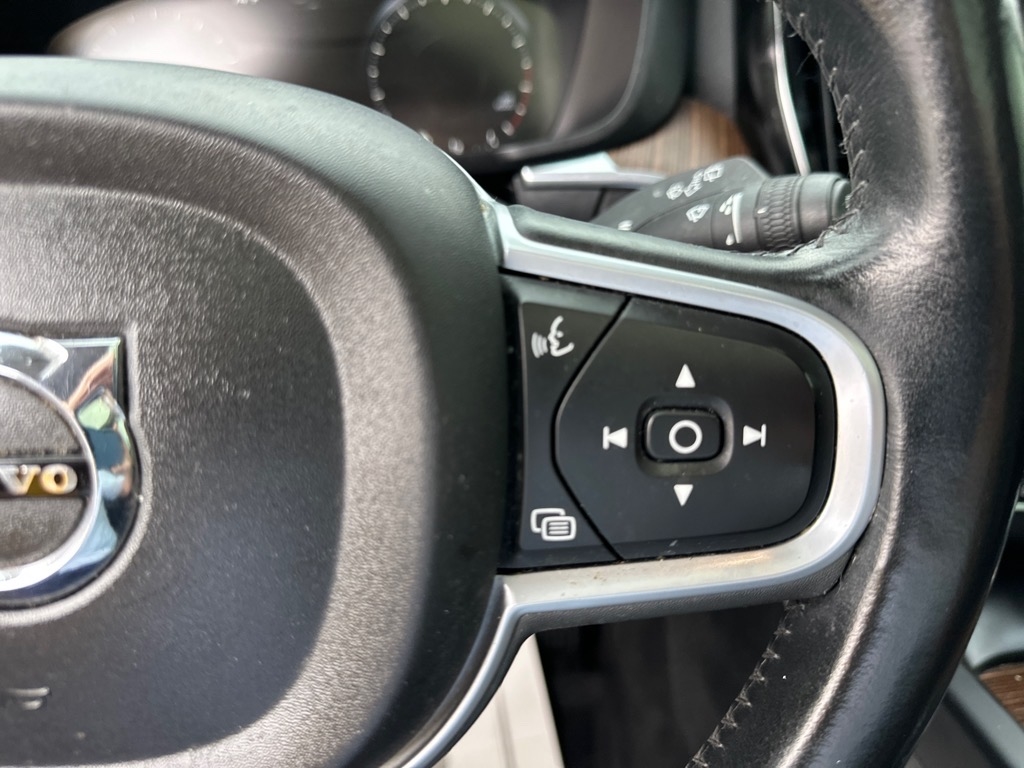 2021 Volvo XC60 T5 Momentum photo 21