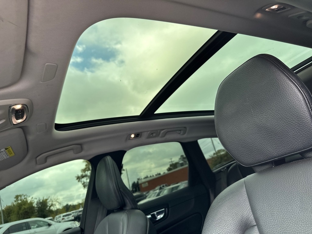 2021 Volvo XC60 T5 Momentum photo 24