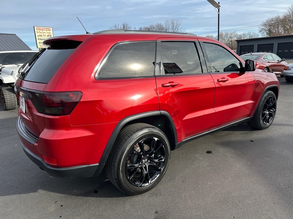 2011 Jeep Grand Cherokee Laredo photo 2