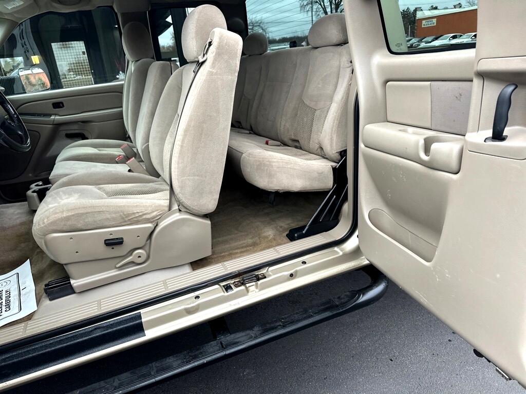 Chevrolet Silverado 2500HD Ext Cab 143.5" WB 4WD LS 2005