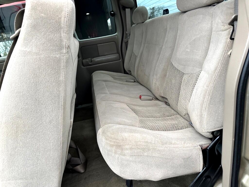 Chevrolet Silverado 2500HD Ext Cab 143.5" WB 4WD LS 2005