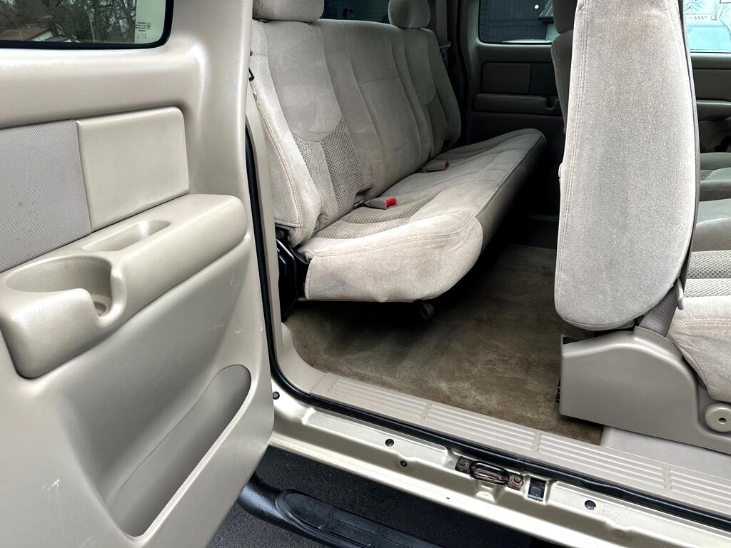 Chevrolet Silverado 2500HD Ext Cab 143.5" WB 4WD LS 2005