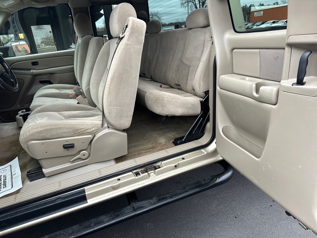 Chevrolet Silverado 2500HD Ext Cab 143.5" WB 4WD LS 2005