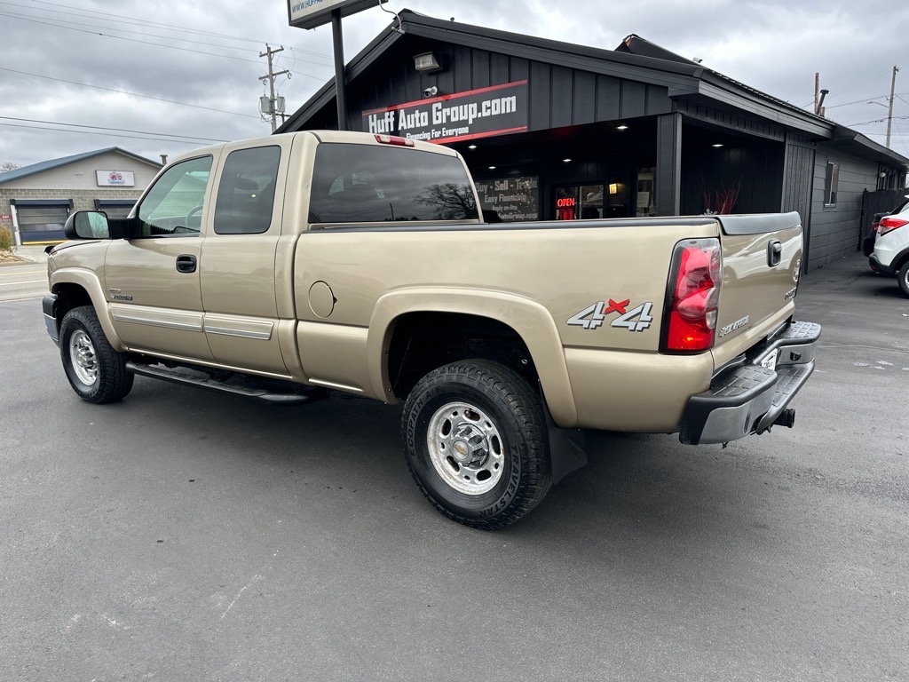 Chevrolet Silverado 2500HD Ext Cab 143.5" WB 4WD LS 2005