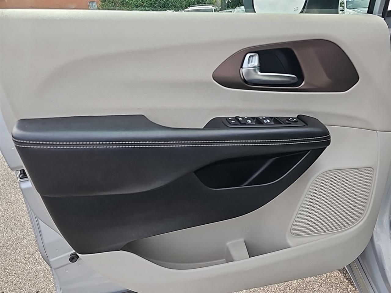Chrysler Voyager LX FWD 2022