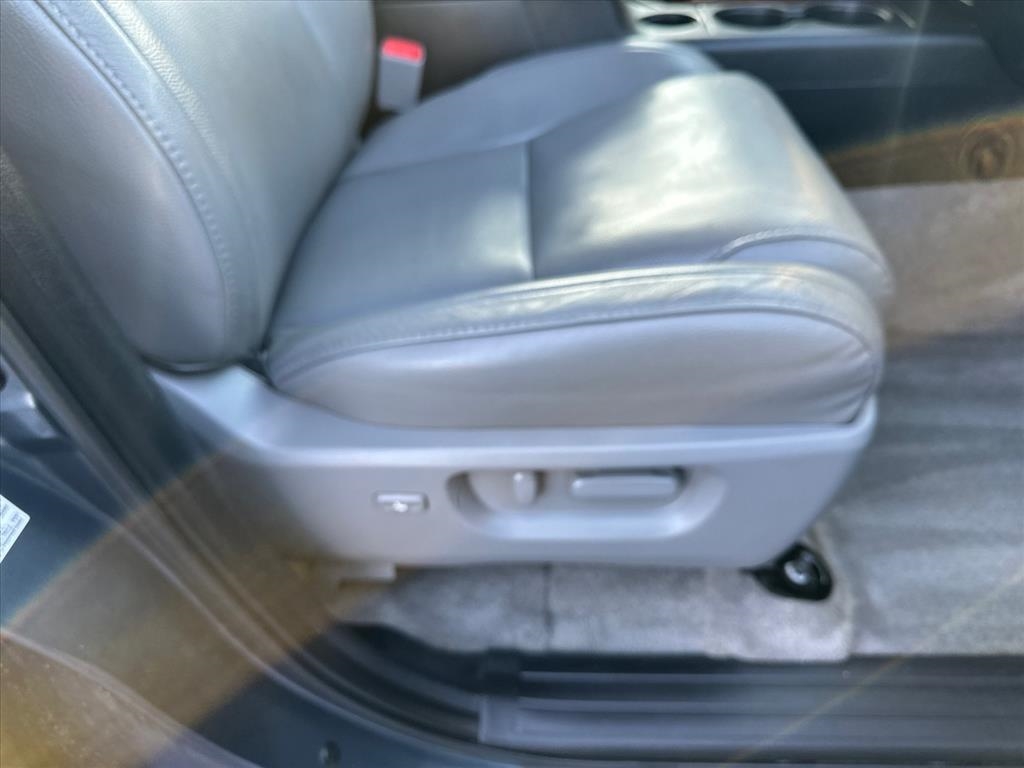 Toyota Sequoia 4WD 4dr LV8 6-Spd AT Platinum (Natl) 2008