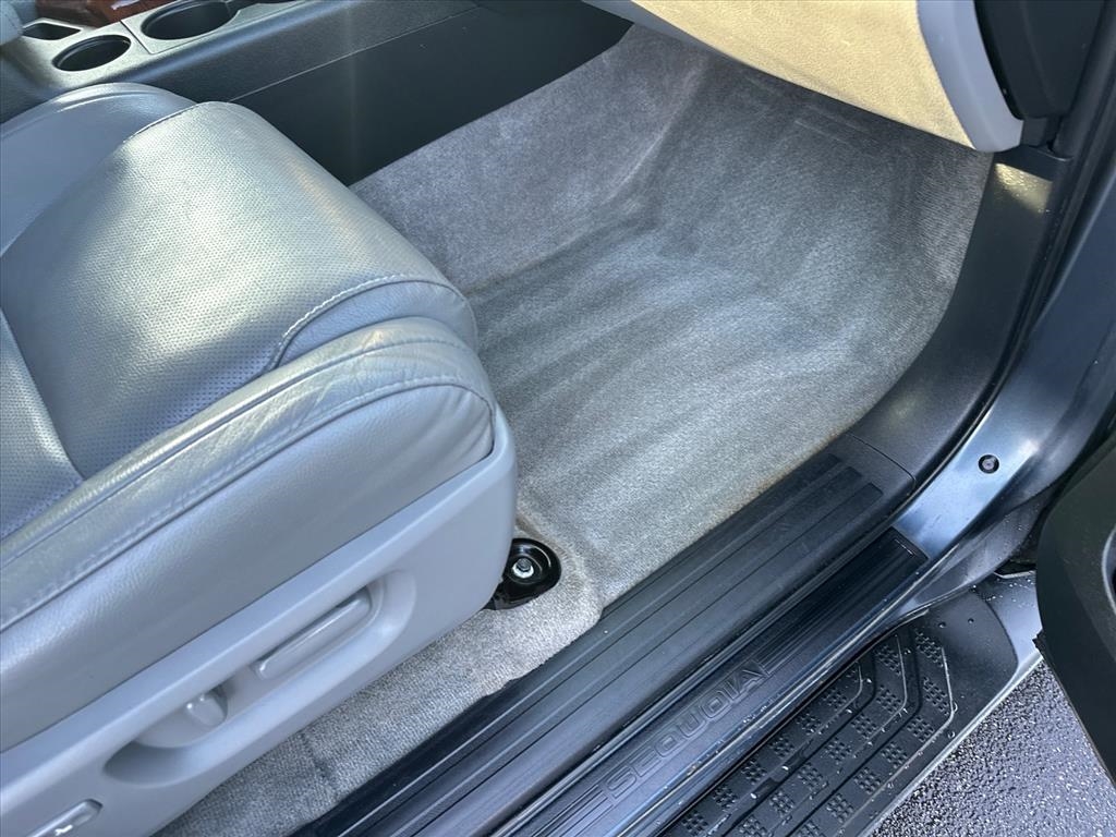 Toyota Sequoia 4WD 4dr LV8 6-Spd AT Platinum (Natl) 2008