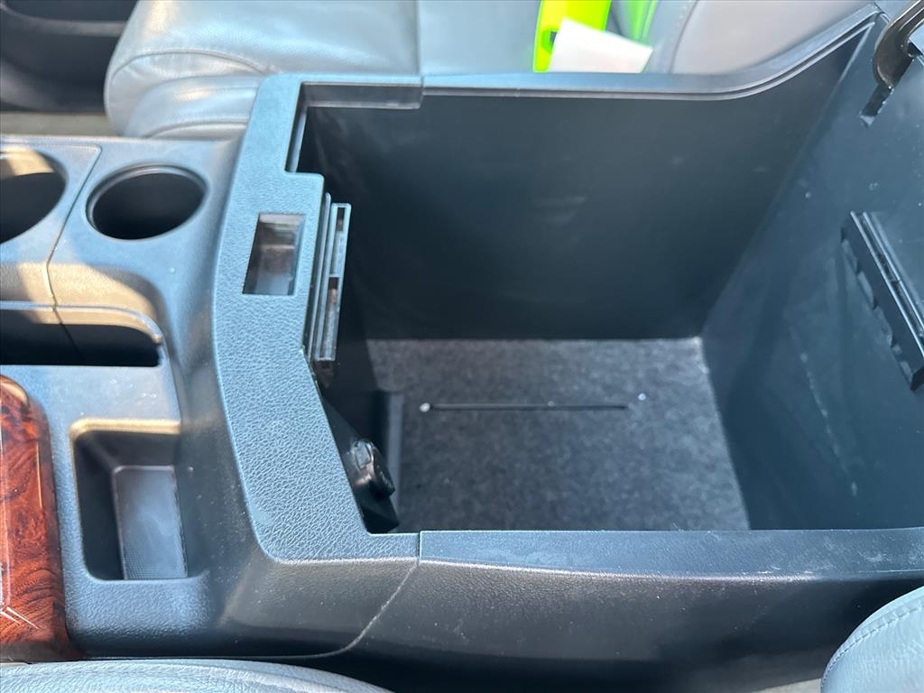 Toyota Sequoia 4WD 4dr LV8 6-Spd AT Platinum (Natl) 2008