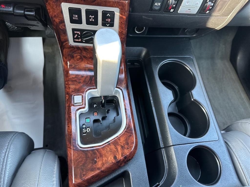 Toyota Sequoia 4WD 4dr LV8 6-Spd AT Platinum (Natl) 2008