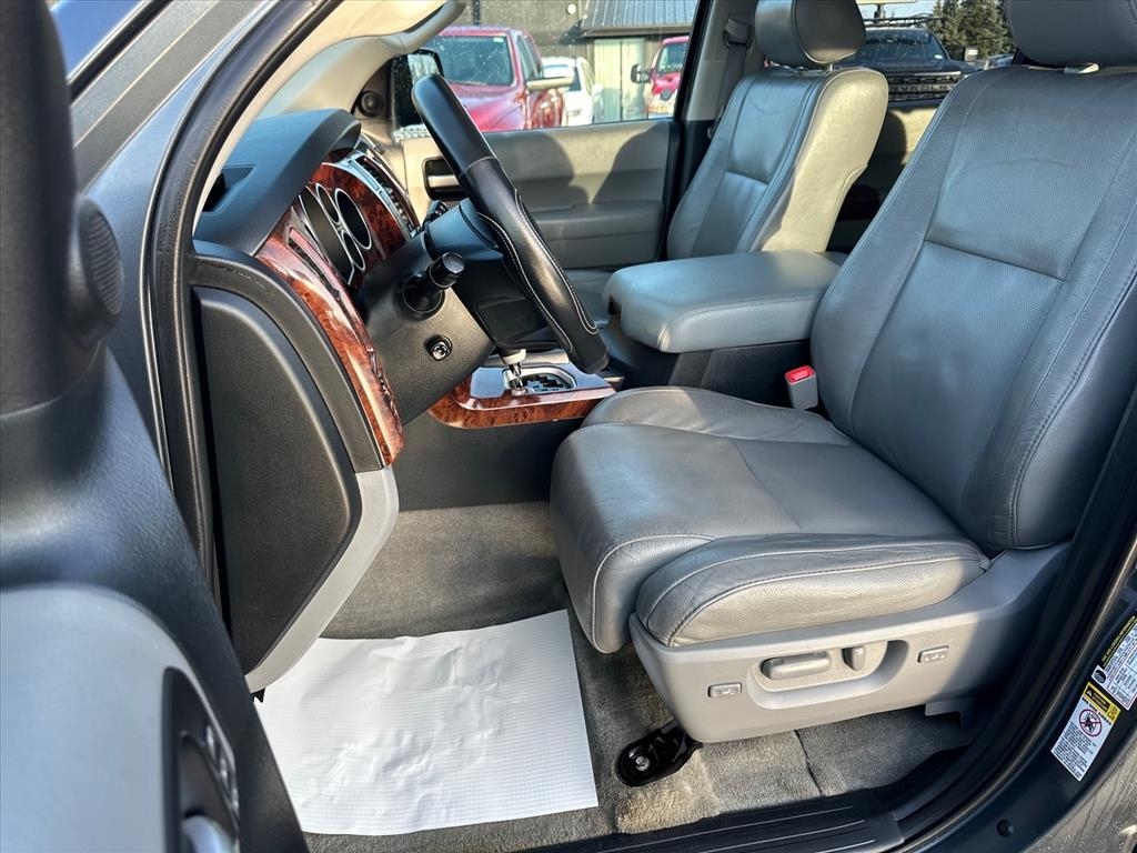 Toyota Sequoia 4WD 4dr LV8 6-Spd AT Platinum (Natl) 2008