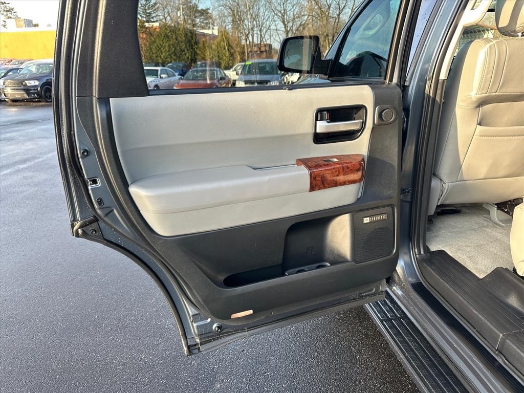 Toyota Sequoia 4WD 4dr LV8 6-Spd AT Platinum (Natl) 2008