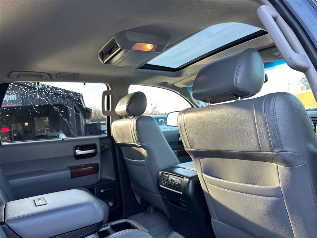 Toyota Sequoia 4WD 4dr LV8 6-Spd AT Platinum (Natl) 2008