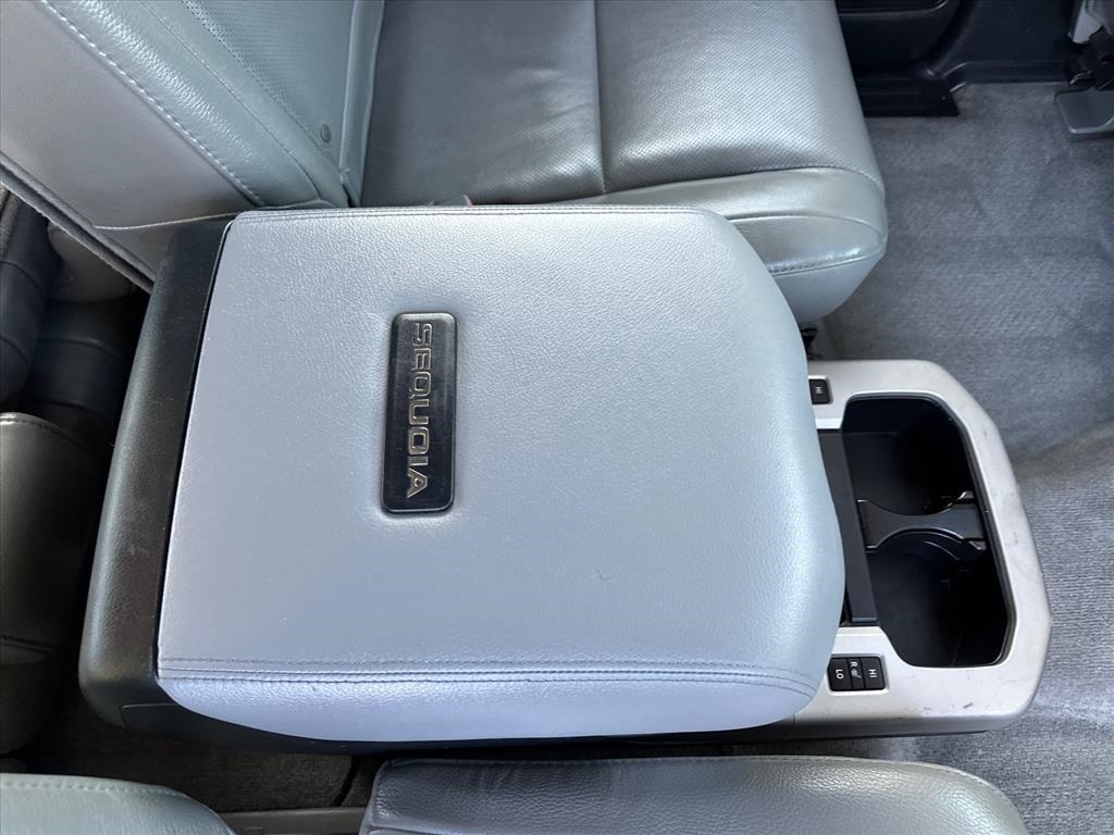 Toyota Sequoia 4WD 4dr LV8 6-Spd AT Platinum (Natl) 2008