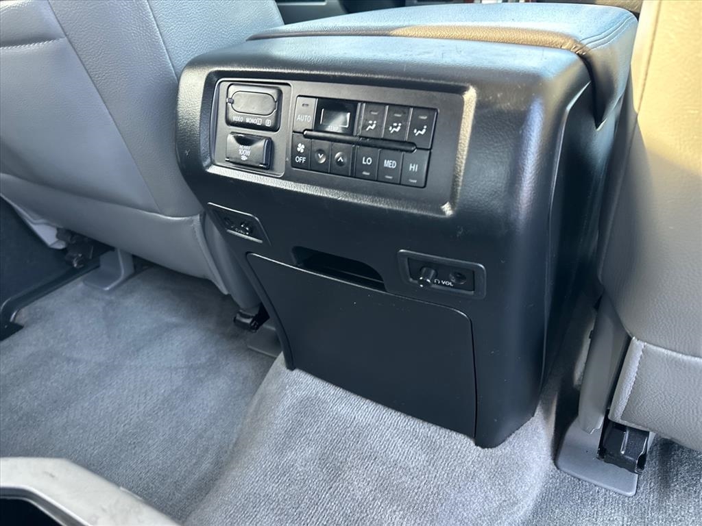 Toyota Sequoia 4WD 4dr LV8 6-Spd AT Platinum (Natl) 2008