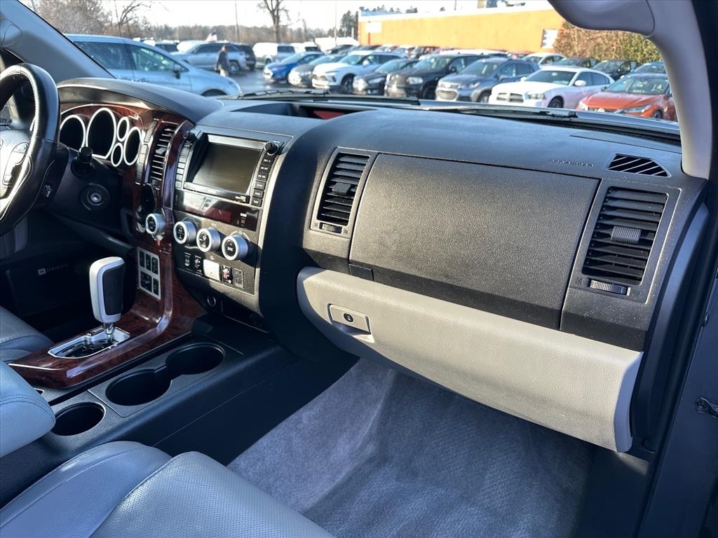 Toyota Sequoia 4WD 4dr LV8 6-Spd AT Platinum (Natl) 2008