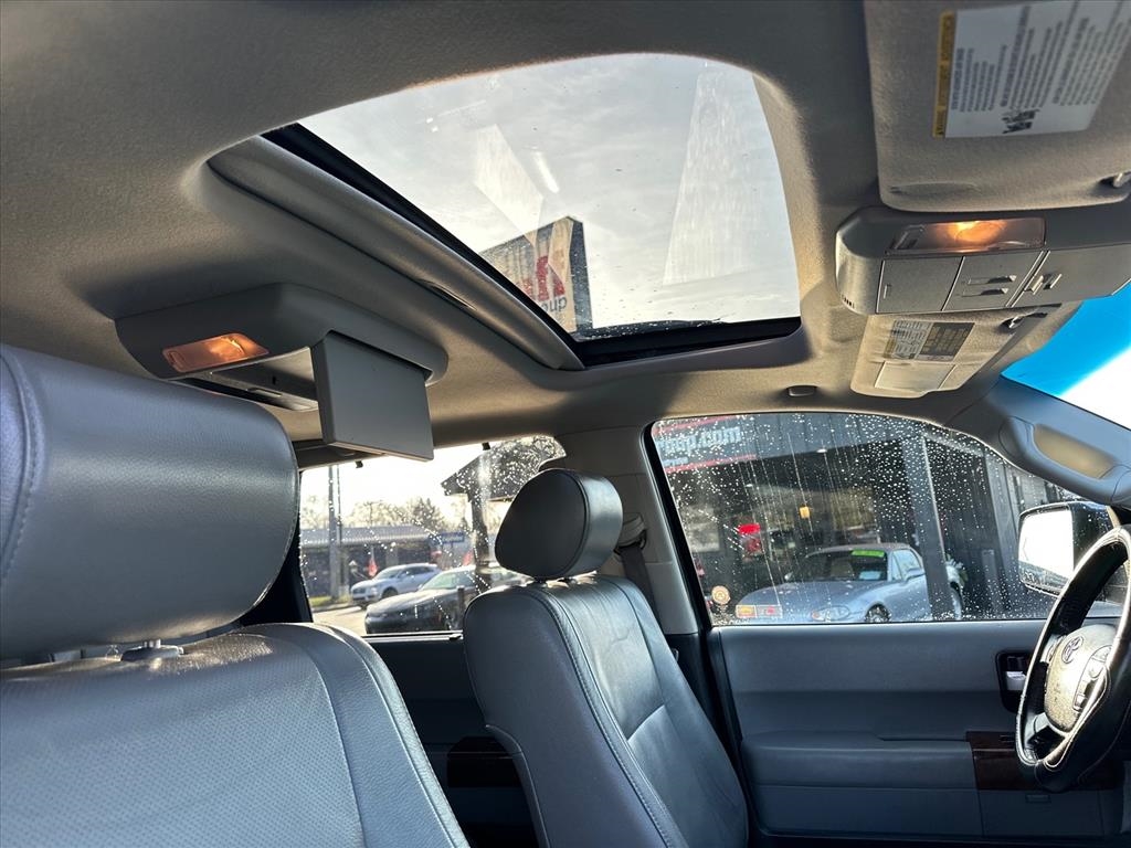 Toyota Sequoia 4WD 4dr LV8 6-Spd AT Platinum (Natl) 2008