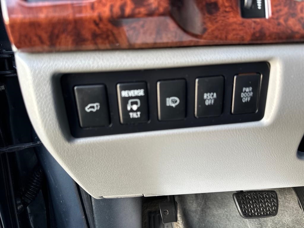 Toyota Sequoia 4WD 4dr LV8 6-Spd AT Platinum (Natl) 2008