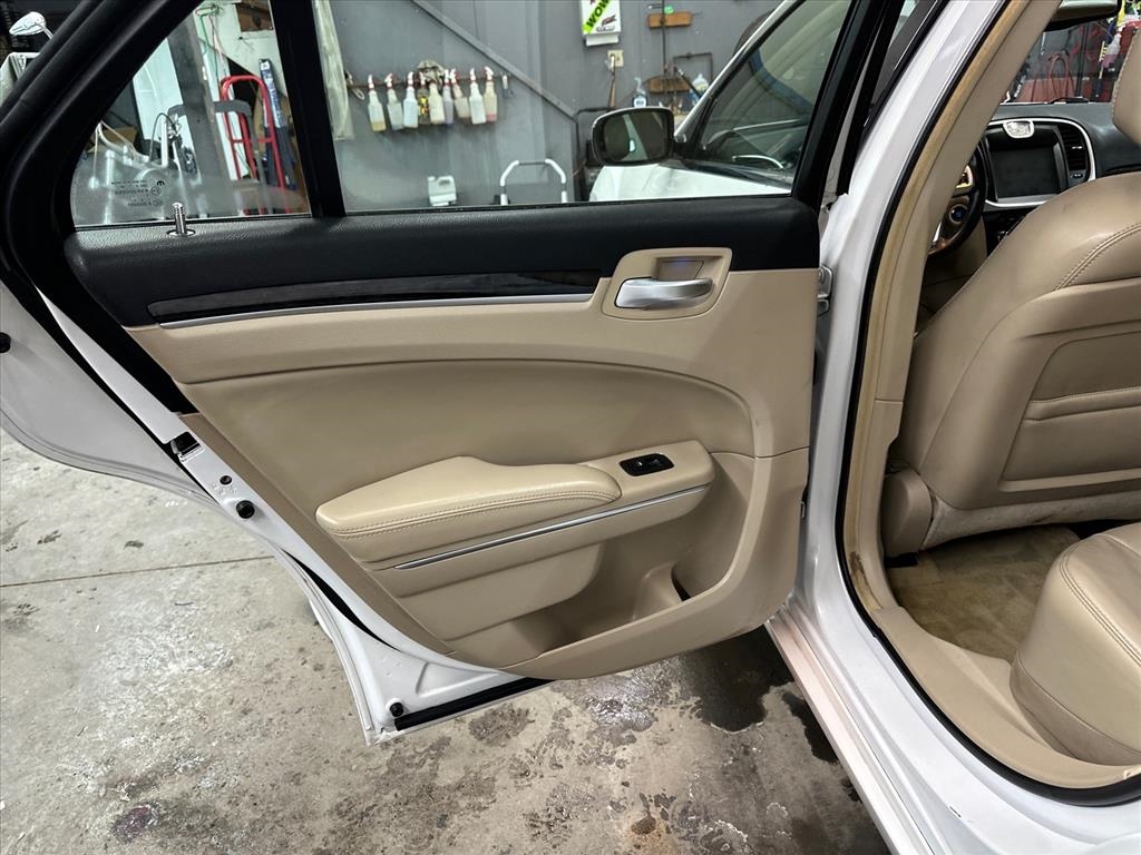 Chrysler 300 4dr Sdn AWD 2013