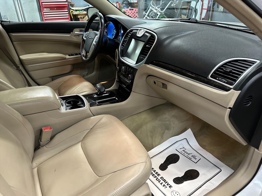 Chrysler 300 4dr Sdn AWD 2013