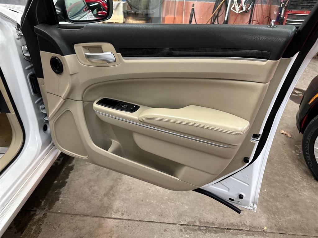 Chrysler 300 4dr Sdn AWD 2013