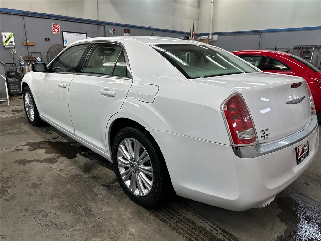 Chrysler 300 4dr Sdn AWD 2013