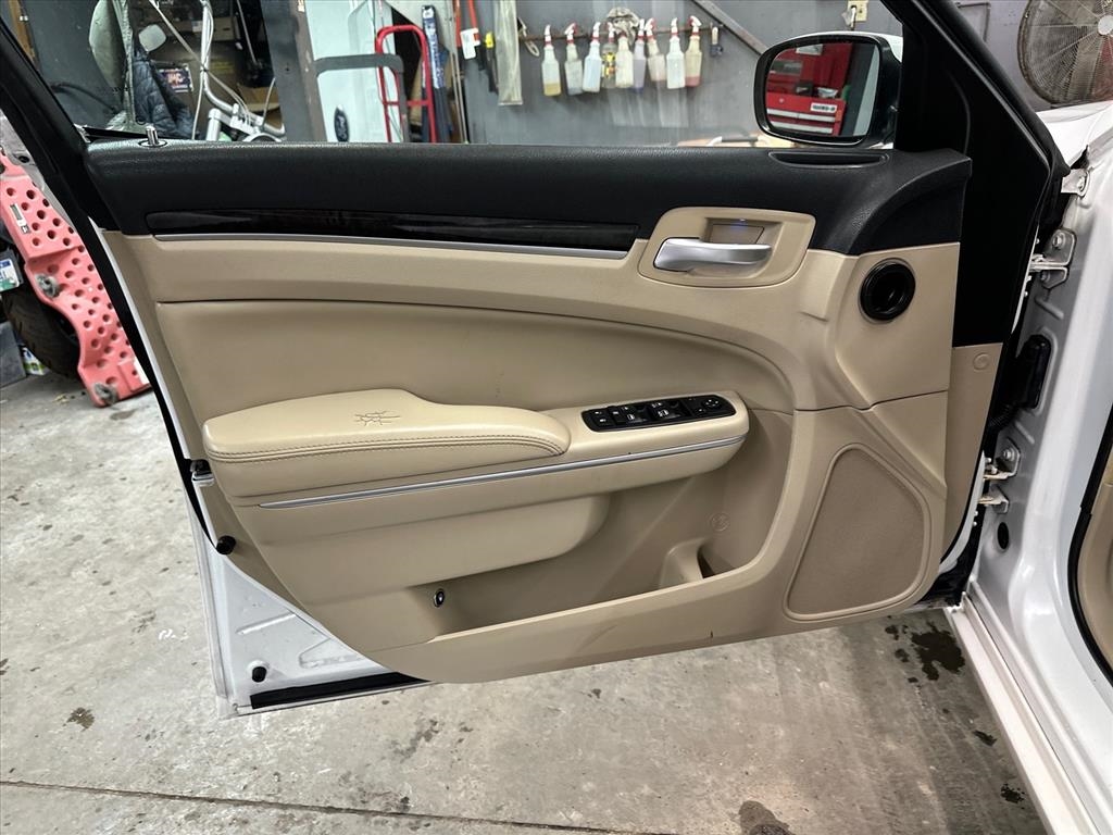 Chrysler 300 4dr Sdn AWD 2013