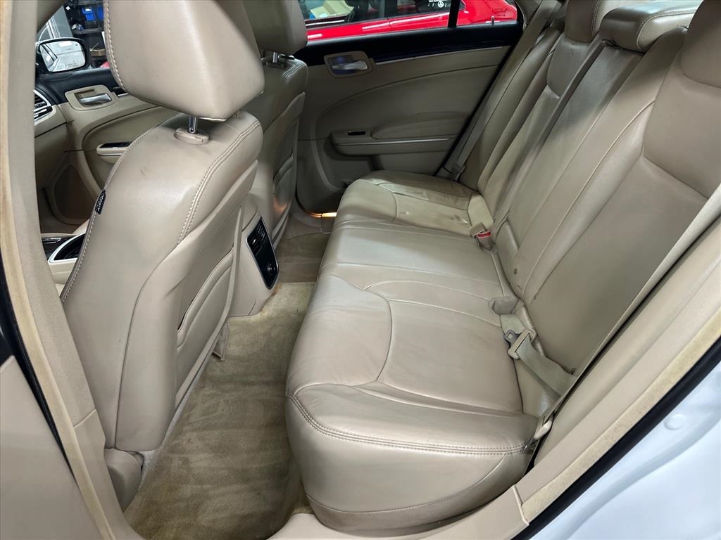 Chrysler 300 4dr Sdn AWD 2013